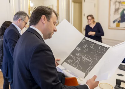 Sous le regard de Marie-Morgane Le Maréchal, directrice adjointe du cabinet du président de la Région Bretagne, Loïg Chesnais-Girard, François-Xavier Lefranc, président du directoire de « Ouest-France », et Angélique Cléret découvrent le nouveau Gwenn ha du spécialement créé par Valerio Adami, artiste italien de réputation mondiale. Patrimonial !