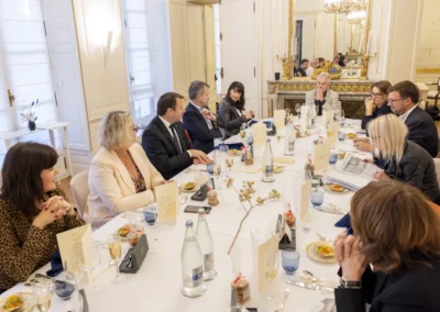 Loïg Chesnais-Girard a pris la parole. Pour confirmer, devant Aurélie Rousseau, Isabelle Assih, François-Xavier Lefranc, Angélique Cléret, Christophe Penot, Marie-Morgane Le Maréchal, Matthieu Gailly, Laure Adler et Sofie Martin, le plaisir d’accueillir, dans le grand salon de l’Hôtel de Courcy, les jurés du 2e Prix Presse Bretagne.