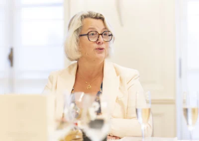 Hommage à Isabelle Assih, notre invitée d’honneur. Et maire de Quimper, fief à la fois, pour la presse écrite, du « Télégramme », de « Ouest-France » et de « Côté Quimper ».