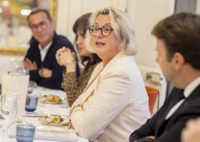 Isabelle Assih sous le regard de Loïg Chesnais-Girard, d’Aurélie Rousseau, directrice de TVR et de Michel Dumoret, directeur de France 3 Bretagne. « Défendre la presse, non pas encore et toujours, mais plus que jamais à une époque où les réseaux sociaux nous écrasent sous des informations non vérifiées », explique-t-elle.