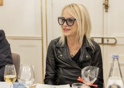 Arrêt sur Laure Adler. Elle nous a fait l’honneur d’abandonner, pour un soir, les plateaux télévisés nationaux où elle apporte quasiment quotidiennement son regard et son expérience.