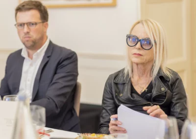 Cette fois, on ne rit plus ! Matthieu Gailly et Laure Adler ont lancé les débats autour des vingt articles sélectionnés pour le 2e Prix Presse Bretagne – onze candidates et neuf candidats.