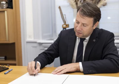 Exercice d’application pour Loïg Chesnais-Girard, président de la Région Bretagne, principal partenaire du Prix Presse Bretagne. Au nom de la tradition d’accueil, il paraphe un à un les portfolios d’art qui sont réservés par l’organisateur à chacun des jurés.