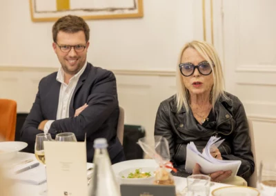 Offensive, encore, pour ouvrir le deuxième tour sous le regard de Matthieu Gailly. Cinq articles, de Gaelle Colin (Ouest-France), d’Élodie Auffray (Libération), Anne-Lise Carlo (Le Monde), Natacha Tatu (L’Obs) et Frédéric Potet (Le Monde), sont désormais en lice.