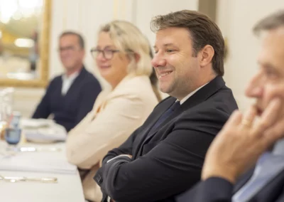 Pendant que la présidente du jury, Laure Adler, dépouille un à un chaque bulletin, Michel Dumoret, Isabelle Assih, Loïg Chesnais-Girard et François-Xavier Lefranc comptent les voix. Verdict imminent…