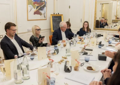 Lauréate, Anne-Lise Carlo, devant Frédéric Potet, auteur de « Scarlette Le Corre, autant en emporte la mer », également publié dans « Le Monde ». Selon la tradition (déjà), Laure Adler est la première à lui annoncer le résultat.