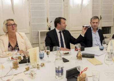 Entre Isabelle Assih et François-Xavier Lefranc, Loïg Chesnais-Girard fait passer le téléphone. Il n’a pas manqué de féliciter, lui aussi, la lauréate.