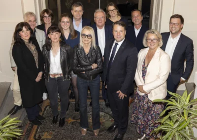 Elle restera la photographie officielle du jury du 2e Prix Presse Bretagne. De gauche à droite, on reconnaît : Aurélie Rousseau, Christophe Penot, Sofie Martin, Angélique Cléret, Juliette Josselin, François-Xavier Lefranc, Laure Adler, Hubert Coudurier, Marie-Morgane Le Maréchal, Loïg Chesnais-Girard, Michel Dumoret, Isabelle Assih et Matthieu Gailly.