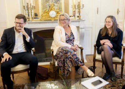 Isabelle Assih a fait connaissance avec la Maison Joyeux dont l’entreprise a été reprise, en 2017, par deux jeunes Dinardais, Caroline et Matthieu Gailly (à gauche). À droite, on peut reconnaître Juliette Josselin, ingénieure de la biscuiterie, également reçue en tant que jurée.