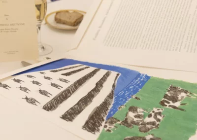 Et quel Gwenn ha du ! Frédéric Brandon, peintre et sculpteur diplômé de l’École nationale des beaux-arts de Paris, a choisi de remplacer les onze hermines traditionnelles par onze vaches paissant dans le bocage breton – une œuvre déjà inoubliable, drôle, fraîche et bravement iconoclaste.