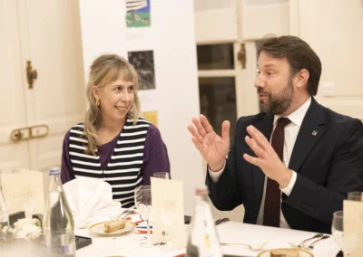 Loïg Chesnais-Girard a pris les choses en main. Pour accueillir l’ensemble de ses hôtes et féliciter à nouveau Anne-Lise Carlo, sacrée dans cette même salle lors de la précédente édition.