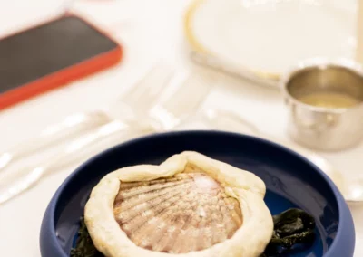 L’instant papilles ! Pour séduire le gastronome réputé qu’est Pascal Ory, le chef breton Jérémy Guénard a préparé l’une de ses merveilles : Saint-Jacques lutée accompagnée d’algues et d’agrumes de chez Bocel — succulent.