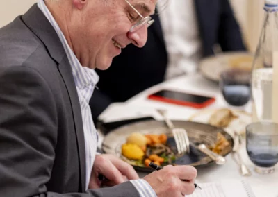 Bons comptes, bons amis. Sous le regard vérificateur d’Antoine Chauvin, Christophe Penot enregistre les voix annoncées par Pascal Ory.