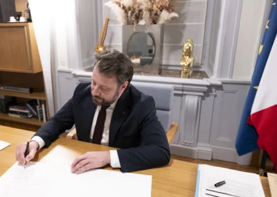 Malgré un emploi du temps extrêmement serré, Loïg Chesnais-Girard, président de la Région Bretagne, principal partenaire du Prix Presse Bretagne, n’a pas manqué de signer un à un les portfolios d’art de ses invités. Tradition académique et tradition de l’accueil…