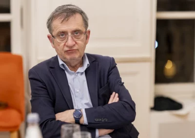 Deux articles restent désormais en lice pour un troisième tour : « Au large, les femmes et les enfants d’abord », de Caroline Tourbe, paru dans « Le Point » ; « En Bretagne, les pêcheurs de Saint-Jacques montrent le chemin », d’Élodie Auffray, paru dans « Libération ». En bon chef de presse, François-Xavier Lefranc s’interroge…