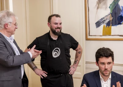 L’autre champion du jour ! Christophe Penot, Antoine Chauvin et l’ensemble des jurés s’associent pour féliciter le chef Jérémy Guénard, grand maître des fourneaux, régulièrement appelé par la Région Bretagne pour faire connaître la gastronomie locale.