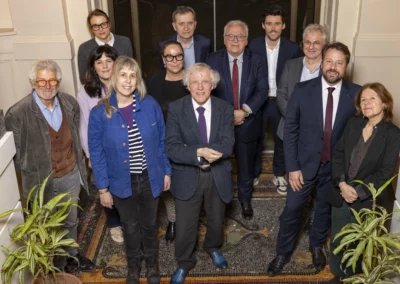 Douze jurés pour une lauréate. À l’heure de la photographie officielle du 3e Prix Presse Bretagne, on peut reconnaître, de gauche à droite, au premier rang, Nono, Anne-Lise Carlo, Pascal Ory, Loïg Chesnais-Girard et Sylvie Robert ; au deuxième rang, Aurélie Rousseau, Florence Beauvois, Hubert Coudurier, Christophe Penot ; au troisième rang, Marie-Morgane Le Maréchal, François-Xavier Lefranc, Antoine Chauvin.