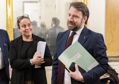 Sous le regard de Florence Beauvois, jurée représentant le Club de la presse de Bretagne, Loïg Chesnais-Girard a repris ses dossiers. Juste après un aller-retour à l'île Longue où il avait été convié, dans l’après-midi, à écouter l’important discours du président de la République Emmanuel Macron sur le nouveau développement nucléaire de la France.