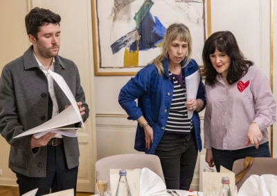 Prendre place. En habituée des lieux, Aurélie Rousseau ouvre la voie devant Anne-Lise Carlo, journaliste pour « Le Monde » et lauréate du 2e Prix Presse Bretagne, et Antoine Chauvin, invité ès qualités de cette édition.