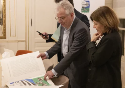 L’instant toujours très attendu… Écrivain et éditeur d’art, Christophe Penot présente à Sylvie Robert le Gwenn ha du spécialement créé par l’artiste Frédéric Brandon pour le 3e Prix Presse Bretagne.