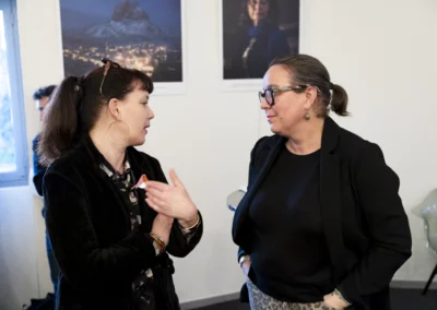 Elle est en pleine conversation avec Florence Beauvois, représentante du Club de la presse (à droite). Chacun aura reconnu Angélique Cléret, première lauréate venue féliciter celle qui lui succède au palmarès.