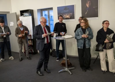 Lecture du livret de remise du 2e Prix Presse Bretagne à Anne-Lise Carlo. De gauche à droite, on peut reconnaître Antoine Chauvin, directeur de Bamo, Nono, dessinateur de presse, Hubert Coudurier, directeur de l’information du "Télégramme", Gurvan Caudal, chargé de promotion pour Lorient Bretagne sud Tourisme, Florence Beauvois, Juliette Benâtre, documentaliste, et Nathalie Guérin, également documentaliste à "Ouest-France".