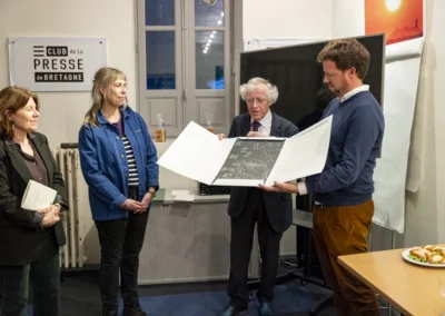 Sylvie Robert et Anne-Lise Carlo découvrent le Gwenn ha du spécialement réalisé par le peintre italien Valerio Adami. En l’espèce, un tirage unique, sur Japon nacré, réservé à la lauréate.