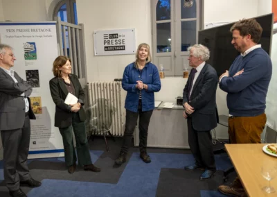 Sous le regard de Christophe Penot, de Sylvie Robert, de Pascal Ory et de Matthieu Gailly, Anne-Lise Carlo raconte la genèse de son prix. Tout a commencé lorsqu’elle a proposé, explique-t-elle, une série sur les îles au journal « Le Monde »...