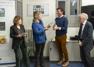 Petit bonheur pour Anne-Lise Carlo : un paquet de la Maison Joyeux ! Il va sans dire que le deuxième paquet sera pour Pascal Ory…