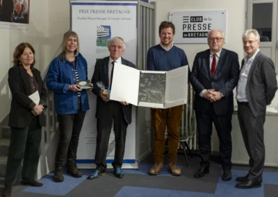 Elle restera comme la photographie officielle de la remise du 2e Prix Presse Bretagne. On peut reconnaître, de gauche à droite, Sylvie Robert, Anne-Lise Carlo, la lauréate, Pascal Ory, Matthieu Gailly, Hubert Coudurier et Christophe Penot.